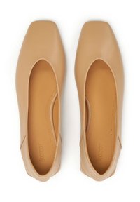 Bailarinas de cuero beige con punta cuadrada y cortes mínimos. Textura suave, interior acolchado y marca sutil en las plantillas.