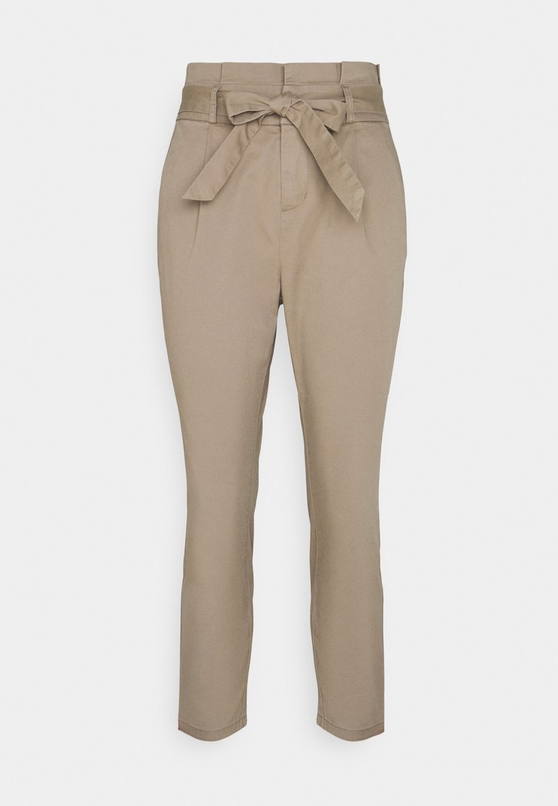 Pantalon beige à silhouette ajustée, ceinture en tissu nouée à la taille et poches latérales ; texture lisse et ourlet sur mesure.