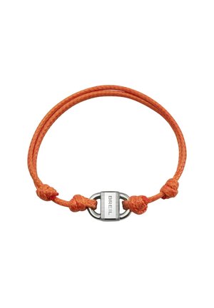 Orange geflochtenes Armband mit verstellbaren Knoten und einem silbernen Verschluss, mittig mit "BREIL" graviert.