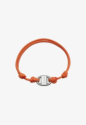 Orange geflochtenes Armband mit verstellbaren Knoten und einem silbernen Verschluss, mittig mit "BREIL" graviert.