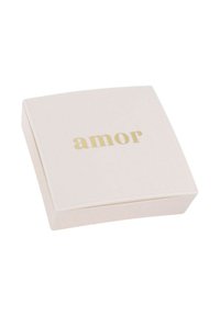 Scatola bianca quadrata con angoli arrotondati e la parola "amor" stampata in lettere dorate sul coperchio.