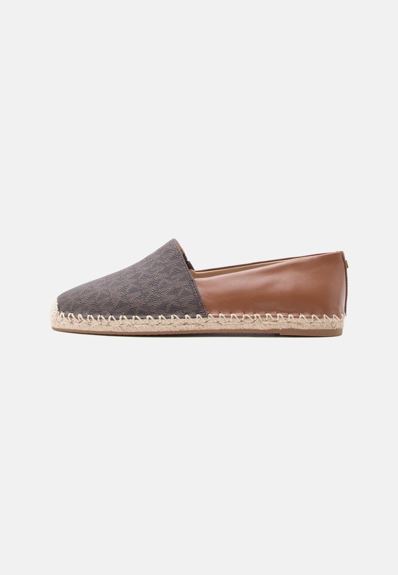 Mocassin espadrille en cuir marron et tissu à motif foncé avec couture de semelle tressée beige, présenté en vue latérale sur fond blanc.