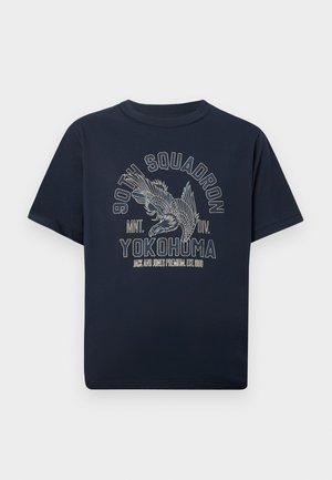 Μπλε βαμβακερό μπλουζάκι με κοντά μανίκια, στρογγυλή λαιμόκοψη, με λεπτομερές σχέδιο αετού και κείμενο σε ανοιχτές αποχρώσεις.