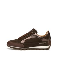 Sneaker in suede marrone con accenti metallici, design con lacci, suola in gomma testurizzata e marchio "CANDICE COOPER" sul lato.