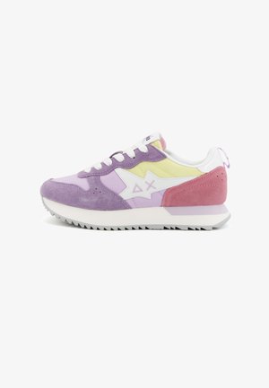 Baskets avec un mélange de daim violet doux, rose et jaune. Présentent un logo étoile synthétique blanc, un col rembourré et une semelle en caoutchouc texturé.