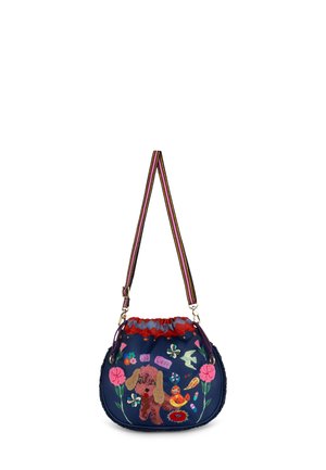 Marine stoffen trekkoord tas met kleurrijke borduursels van een hond, bloemen en een vogel. Gestreepte schouderband met rode rand.