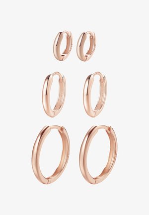 Pendientes de aro de oro rosa en tres tamaños. Superficie suave y pulida con un diseño sin costuras. Diámetros variados, con un mecanismo de cierre sutil.