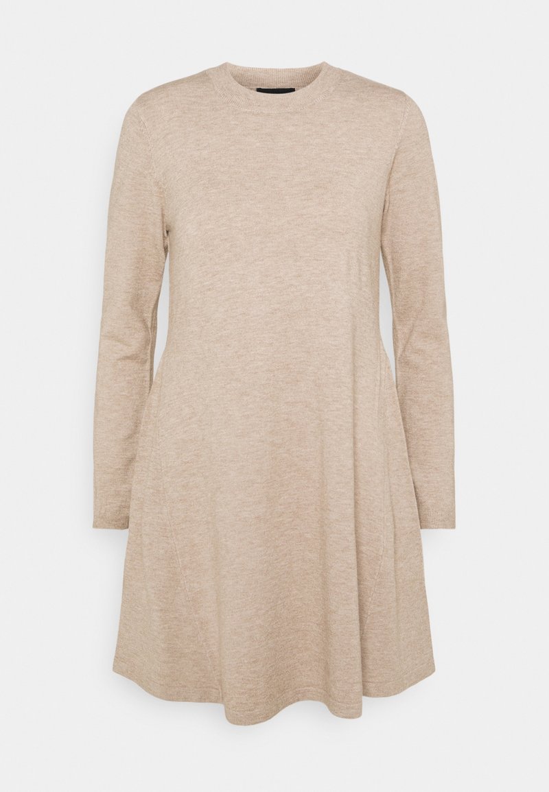 Robe longue beige à manches longues jusqu'au genou, avec un col rond et une silhouette en A, présentée sur un fond uni.