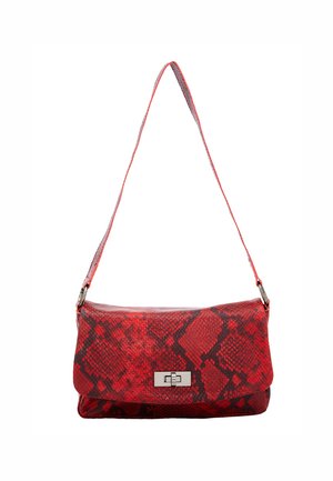 Borsa a tracolla rossa in finta pelle di serpente con chiusura a patta, accessori in argento e una singola tracolla regolabile. Superficie testurizzata con un motivo geometrico.