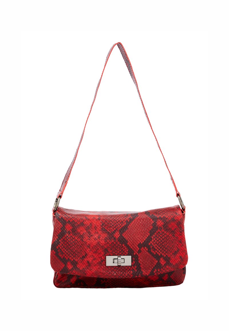 Borsa a tracolla rossa in finta pelle di serpente con chiusura a patta, accessori in argento e una singola tracolla regolabile. Superficie testurizzata con un motivo geometrico.