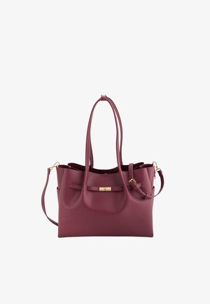 Sac cabas en cuir bordeaux avec deux longues poignées, bandoulière amovible et détail de boucle dorée à l'avant.