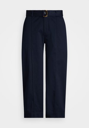 Marinebukser med vævet talje og en guld ring spænde, med en lige ben skæring og pressede folder foran.