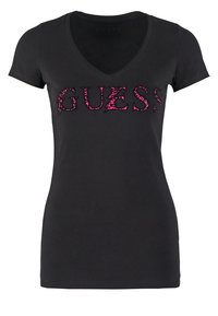 Černé tričko s krátkým rukávem a výstřihem do V s výrazným logem "GUESS" v růžové barvě s leopardím vzorem. Měkký, přiléhavý střih.