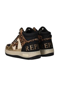 Een paar hoge sneakers met beige, zwarte en luipaardprintaccenten, met de merknaam "REPLAY" op de hiel en zool.
