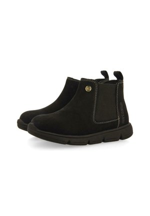 Stivaletti neri in suede con pannelli laterali elastici, cuciture bianche a contrasto e linguette posteriori per una facile calzata. Suola in gomma per una buona aderenza.