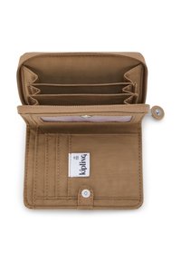 Hnědá nylonová peněženka s texturovaným povrchem, obsahující několik slotů na karty, průhlednou kapsu na identifikační doklad a bezpečné zapínání na patentku.
