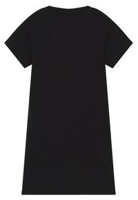 Vestido negro de manga corta, hasta la rodilla, hecho de suave tela de algodón. Corte sencillo y recto con un escote redondo y sin patrones visibles.