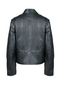 Giubbotto in pelle nera cropped con un design elegante, caratterizzato da un colletto a risvolto e una texture sottile. Include un dettaglio con logo cucito sul retro.