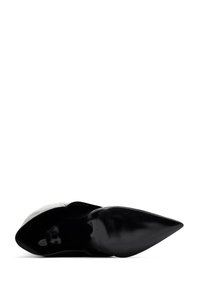 Zwarte pumps met spitse neus, voorzien van een suède buitenkant en glanzende lederen zool. Het ontwerp is minimalistisch met een slanke silhoeet.