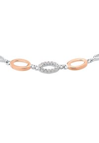 Armband i silver och roséguld med växelvis ovala länkar och en central rund länk prydd med små klara stenar.
