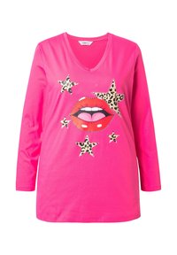 Rosa Langarm-V-Ausschnitt-T-Shirt mit einem grafischen Druck von roten Lippen und Leopardenmuster-Sternen. Aus weichem Baumwollmaterial, lockere Passform.