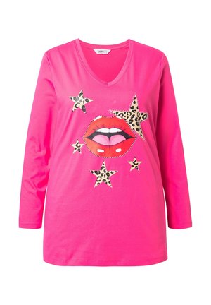Un T-shirt rose à manches longues en col en V avec un graphique de lèvres rouges et des étoiles en imprimé léopard. Matière en coton doux, coupe décontractée.