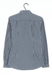 Chemise à manches longues en motif vichy noir et blanc, dotée d'un col classique, de poignets boutonnés et d'un ourlet arrondi. Accrochée à un crochet.