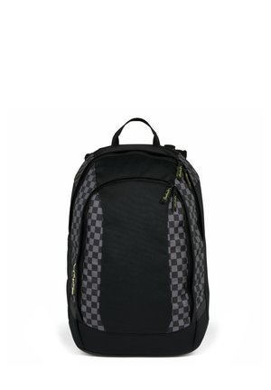 Schwarz-grauer karierten Rucksack mit mehreren Reißverschlussfächern und einem Tragegriff oben, aufrecht stehend vor einem einfarbigen weißen Hintergrund.