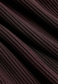 Tejido ribeteado de color marrón oscuro con finas líneas verticales, textura suave y un ligero brillo, que demuestra elasticidad y una apariencia uniforme.