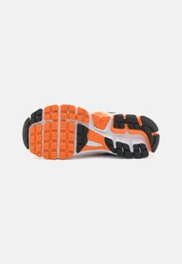 Nike Sportswear VOMERO 5 UNISEX - Baskets basses - total orange/black/white/metallic platinum