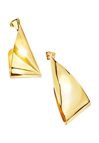 Lesklé zlaté trojúhelníkové visací náušnice s skládáním, vrstveným designem a zapínáním na čepičku na bílém pozadí.