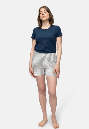 Navyblaues Baumwoll-T-Shirt, kombiniert mit grauen gestreiften Shorts. Die Shorts haben einen weichen, elastischen Bund und ein dezentes, strukturiertes Muster.