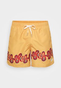 Gelbe Schwimmshorts mit einem elastischen Bund und weißem Kordelzug. Sie haben ein wellenförmiges rotes Muster mit spiralartigen Akzenten am Saum.