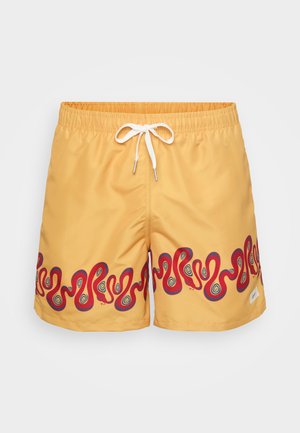 Costume de baie galbene cu talie elastică și șnur alb. Prezintă un model ondulat roșu cu accente spirale pe margine.