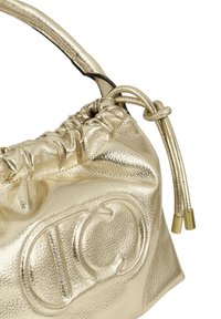 Bolso metálico dorado con textura fruncida, forma curva y asa delgada asegurada con dos detalles en tono dorado. Presenta un logo en relieve.