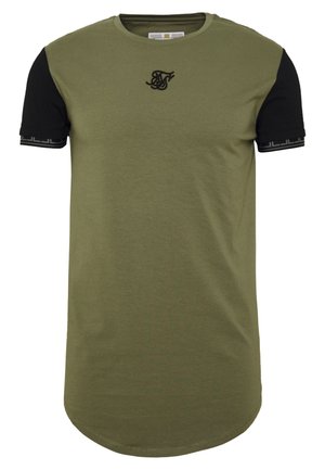 Kurzärmeliges olivgrünes T-Shirt mit schwarzen Ärmeln und einem kleinen schwarzen bestickten Logo auf der Brust.