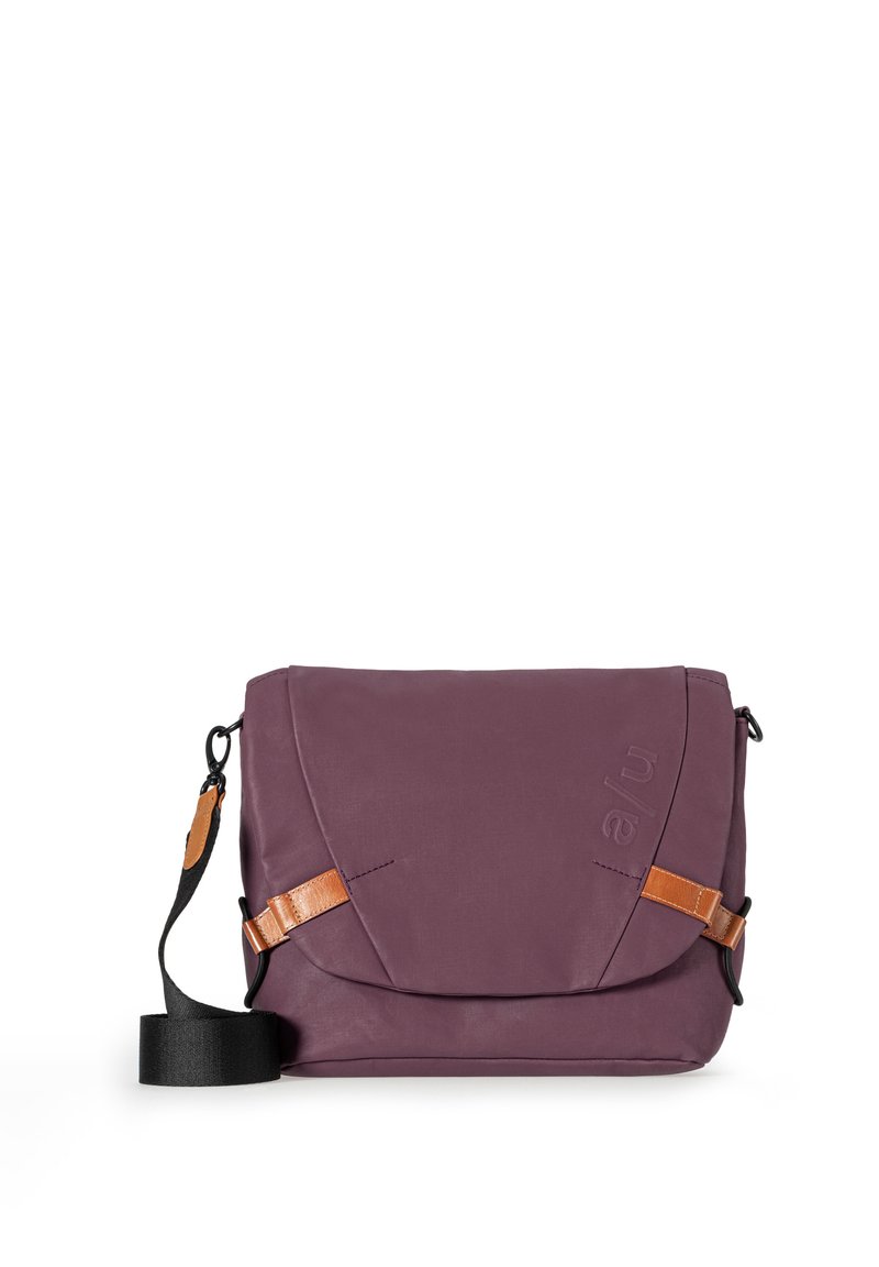 Paarse stoffen schoudertas met een omgevouwen klep, voorzien van bruine leren accenten en een zwarte verstelbare strap. Gevoerde textuur.