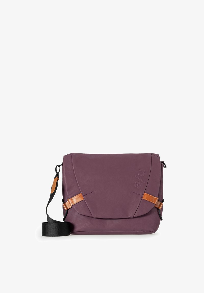 Lila Stoff-Umhängetasche mit einem umschlagbaren Deckel, verziert mit braunen Lederelementen und einem schwarzen verstellbaren Tragegurt. Strukturiert Oberfläche.