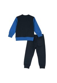 Tweedelige kinderkleding: marineblauwe sweatshirt met blauwe mouwen, geribde boorden en bijpassende marineblauwe broek met elastische tailleband en achterzak.