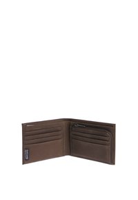 Billetera de cuero marrón con un diseño de tipo billetera doble, que cuenta con múltiples ranuras para tarjetas, un bolsillo con cremallera para monedas y una textura suave.