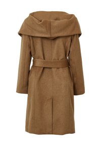 Cappotto in lana marrone con un ampio cappuccio drappeggiato, maniche lunghe, vita con cintura e tasche laterali. Texture morbida e forma sartoriale.