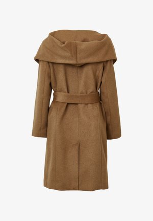 Cappotto in lana marrone con un ampio cappuccio drappeggiato, maniche lunghe, vita con cintura e tasche laterali. Texture morbida e forma sartoriale.