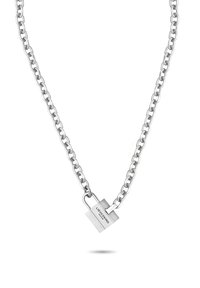 Zilveren ketting met een hangslot pendant, een gladde textuur en een gegraveerde merknaam. De ketting bestaat uit in elkaar grijpende ovale schakels.