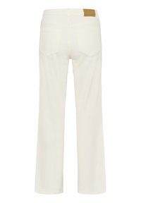 Jeans bianchi a gamba dritta mostrati da dietro con due tasche posteriori e una toppa in pelle marrone sulla cintura.