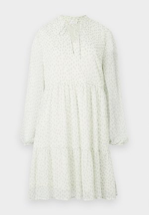 Biele šaty s dlhým rukávom s jemným svetlosivým nepravidelným bodkovaným vzorom, okrúhlym výstrihom so zaväzovaním vpredu, viacvrstvovou sukňou a nariasenými manžetami.