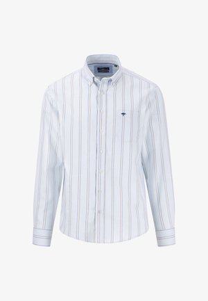 Camisa blanca de botonadura con rayas verticales azules, bolsillo en el lado izquierdo del pecho y cuello abotonado. Mangas largas con puños a rayas.