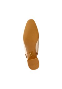 Semelle d'une chaussure beige à bout pointu avec semelle lisse couleur tan et petit talon carré, isolée sur fond blanc.