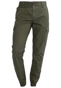 Cargo-byxor i olivgrön tyg med elastiska muddarna, flera sidofickor och knappstängning vid midjan.