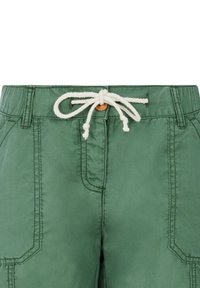 Groene short gemaakt van lichtgewicht stof met een koord in de taille, houten accenten en voorzakken met gestikte details.