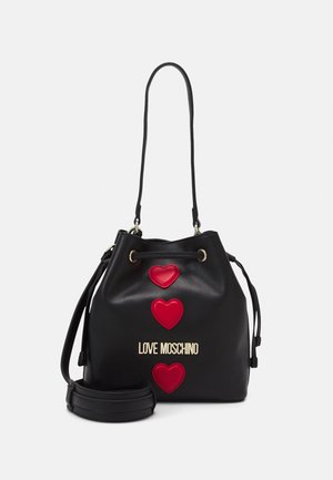 Czarna torba typu bucket z trzema czerwonymi naszywkami w kształcie serca i złotym logo „Love Moschino”, wyposażona w ściągacz i regulowany pasek na ramię.